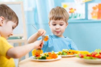 La importancia de la alimentación saludable en la crianza de los hijos